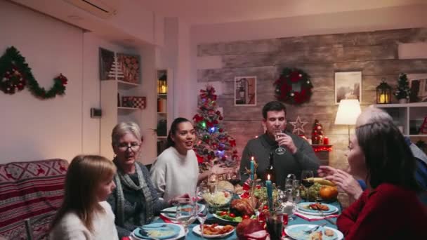 Šťastná velká rodina s různými věky slaví Vánoce — Stock video