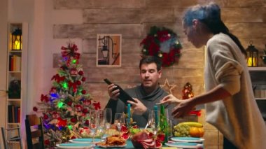 Genç kız Noel yemeği için annesine yardım ediyor.