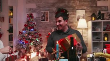 Babam Noel günü hediyesini aldığı için çok mutlu.