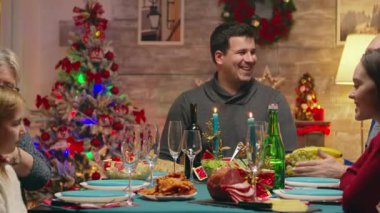 Genç anne lezzetli tavuk servis ederken mutlu bir aile.