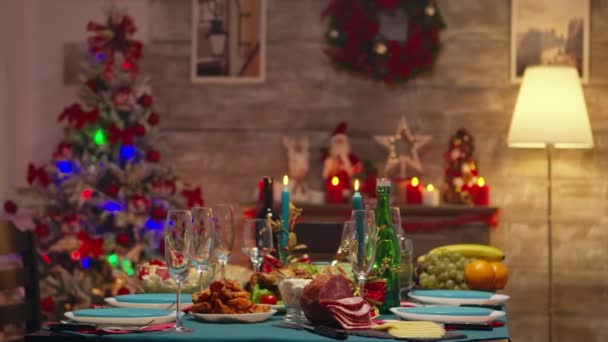 Bril voor champagne op kersttafel — Stockvideo