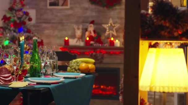 Onthullende shot van eettafel voor kerstviering — Stockvideo