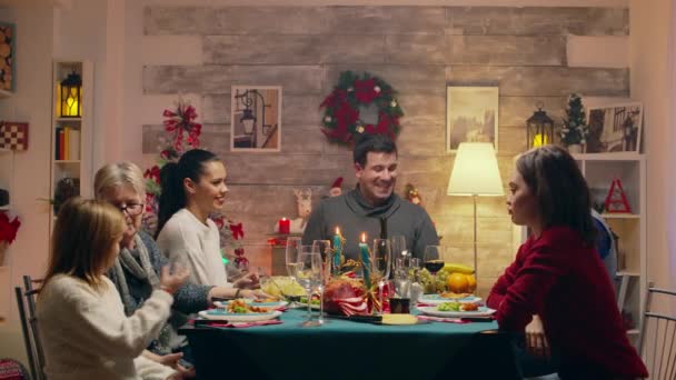 Взрослый мужчина фотографируется с семьей на рождественской встрече — стоковое видео