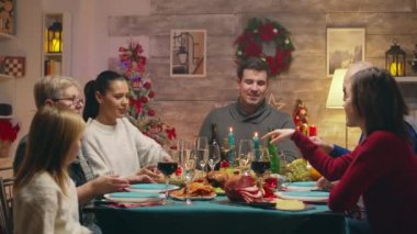 Küçük kız aile ile birlikte masada.