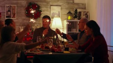 Farklı yaşlarda neşeli bir aile.