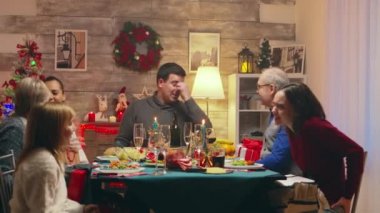 Büyük, mutlu bir aile hediye alışverişi.