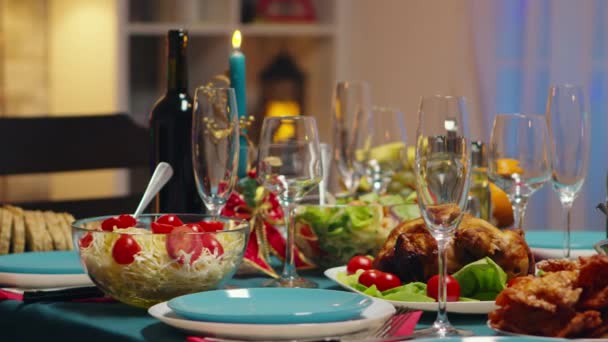Традиційна їжа на Різдво святкування друзів — стокове відео