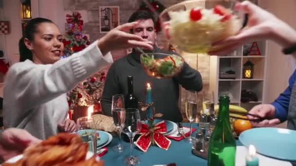 Zoom fora tiro de grande família comemorando o Natal — Vídeo de Stock