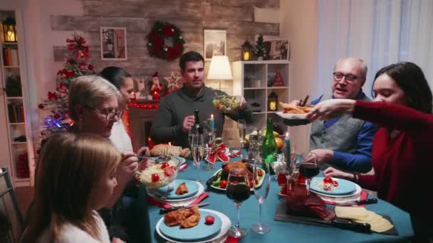 Grande família celebrando o Natal com comida deliciosa — Vídeo de Stock