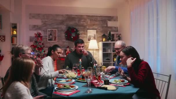 Verschillende generaties rond de tafel vieren kerst — Stockvideo