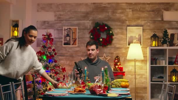 Farklı yaşlarda bir aile Noel 'i kutluyor. — Stok video