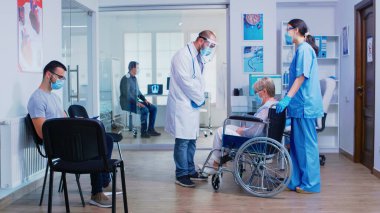 Koronavirüse karşı vizörlü doktor