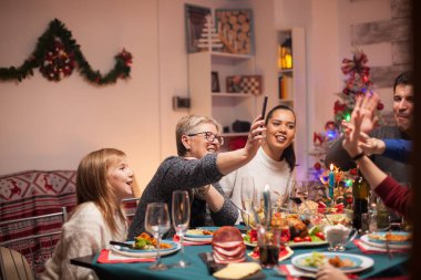 Videodaki neşeli son sınıf kadını.