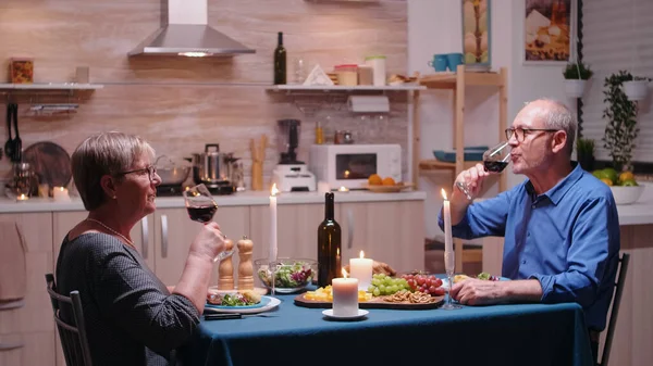 Casal desfrutando de um jantar romântico — Fotografia de Stock