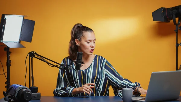 Nieuwe media ster in gesprek met de camera — Stockfoto