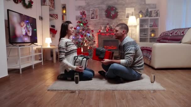 Zoom en toma de pareja intercambiando regalos — Vídeos de Stock