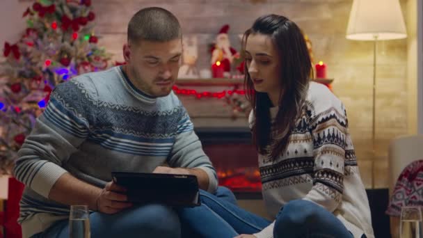 Caucásico pareja haciendo compras en línea en tableta — Vídeos de Stock
