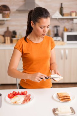 Tereyağlı ekmek dilimi