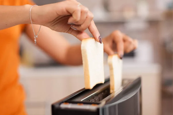 Обсмажування хліба на електричному тості — стокове фото