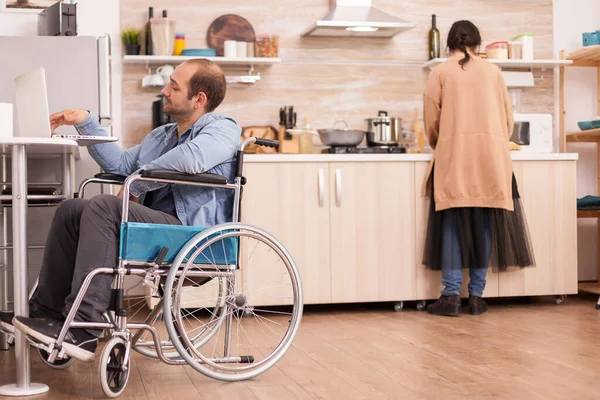 Homme ayant un handicap de marche — Photo