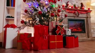 Noel ağacının altındaki hediye kutuları çok güzel dekore edilmiş.