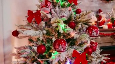 Noel ağacını çelenkle kapatın.