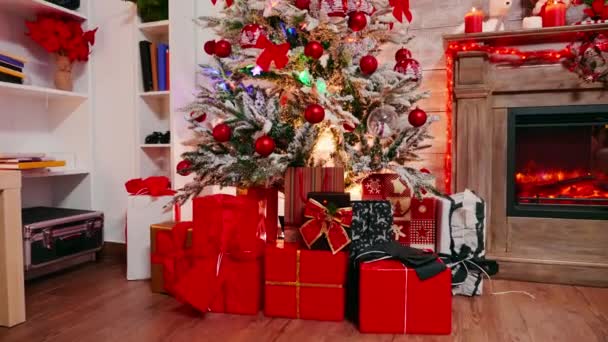 Красные подарочные коробки под елкой на зимний праздник — стоковое видео