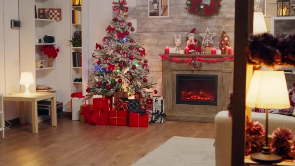 Stijlvol interieur met kerstboom en geschenkdozen — Stockvideo