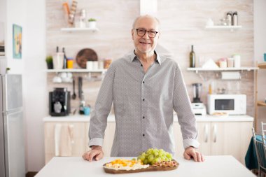 Gülümseyen son sınıf öğrencisi ev mutfağında