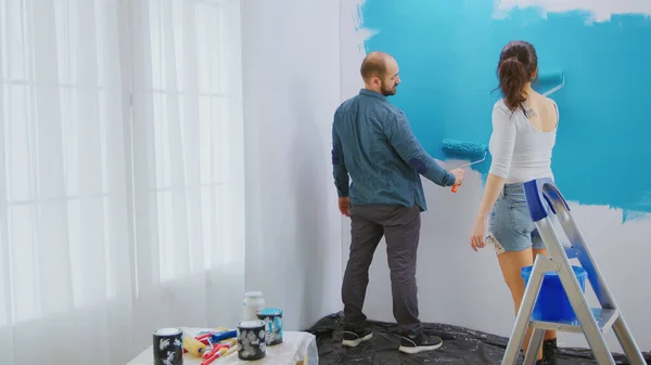 Donner au mur un relooking avec de la peinture bleue — Photo