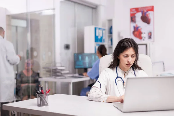 Giovane medico nello studio ospedaliero — Foto Stock