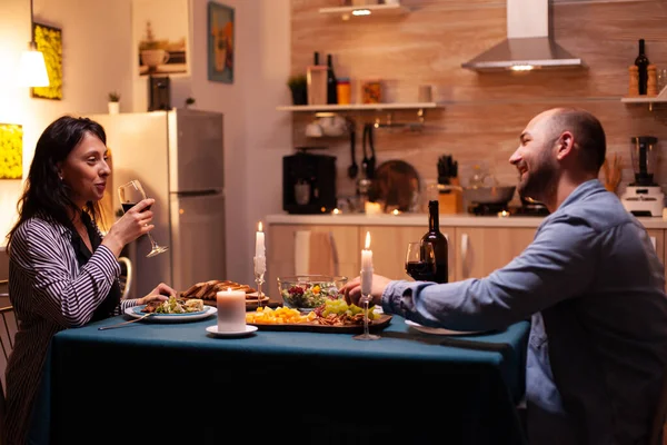 Esposa beber vinho — Fotografia de Stock