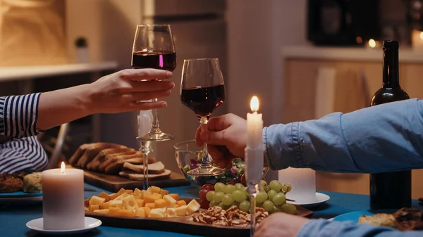 Jovem casal clinking copos de vinho — Fotografia de Stock