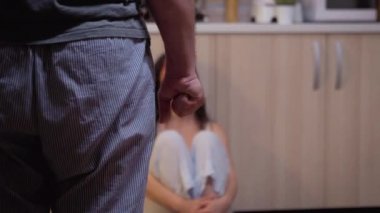 Yerde oturan kadın acı çekiyor.