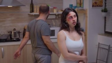 Alkolik adam dövülmüş kadına bağırıyor