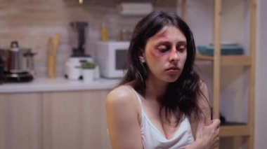 Şiddet uygulayan koca tarafından dövülen kadın.