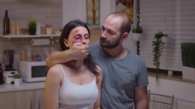 Tacize uğrayan korkmuş kadın.