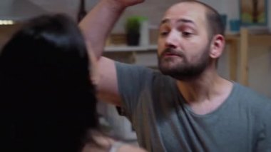Acımasız adam karısına el kaldırıyor.