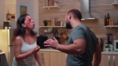 Kızgın çift birbirine vuruyor.