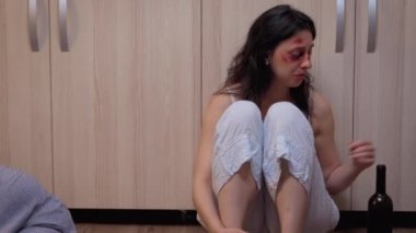 İstismar edilen eş ağlıyor ve içiyor