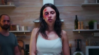 Kadının ağzını kapatan adam.