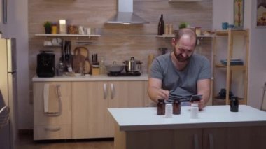 Stresli adam ilaç bilgilerini arıyor