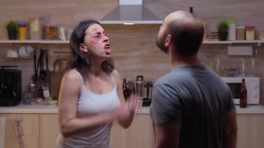 Umutsuz kadın kocasına bağırıyor.