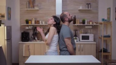 İnsanlar arka arkaya tartışıyor.