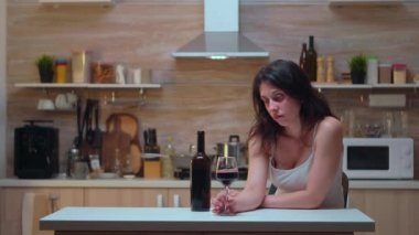 Mutfakta içen üzgün kadın.