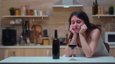 Alkolik kişi kendini tutmaya çalışıyor