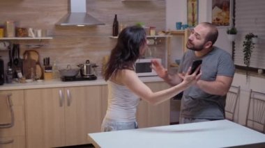 Bir kadın sadakatsiz bir adama bağırıyor.