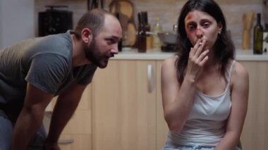 Mutfakta sigara içen alaycı kadın.