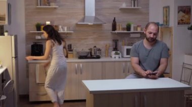 Eş kocanın telefonunda aranıyor
