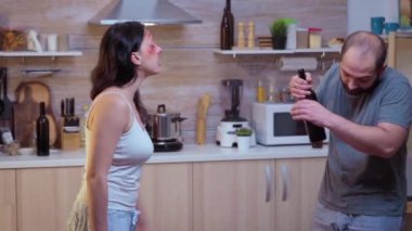 Kavga eden ve çığlık atan çift